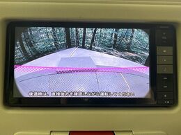 【バックカメラ】駐車時に後方がリアルタイム映像で確認できます。大型商業施設や立体駐車場での駐車時や、夜間のバック時に大活躍！運転スキルに関わらず、今や必須となった装備のひとつです！