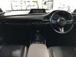 快適な室内空間が広がります。デザイン性と操作性を両立したインテリアでドライバーを飽きさせません☆