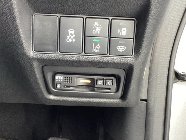 自社整備工場で点検整備をおこなってからお渡ししています。車検が残っている場合は『12ヶ月点検整備』を、車検整備付きの場合は『車検整備』をおこないます。整備費用は車両本体価格に含まれています。