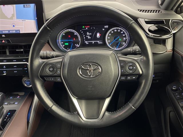 【ハンドル】軽い力で扱いやすいハンドルです。目立つ傷やスレなどなく綺麗な状態です！除菌プランいれていただくとさらに快適に！清潔なお車はお子様にも安心ですね！