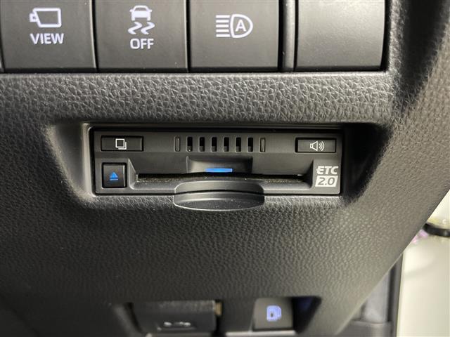 【ETC】有料道路を利用する際に料金所で停止することなく通過できる、ETC車載器（ノンストップ自動料金収受システム機器）が装備されています。セットアップを行うことで利用可能になります。