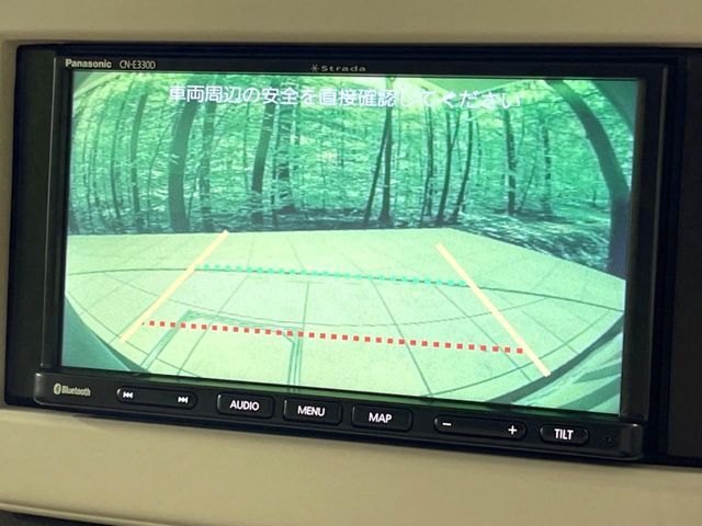 【バックカメラ】駐車時に後方がリアルタイム映像で確認できます。大型商業施設や立体駐車場での駐車時や、夜間のバック時に大活躍！運転スキルに関わらず、今や必須となった装備のひとつです！