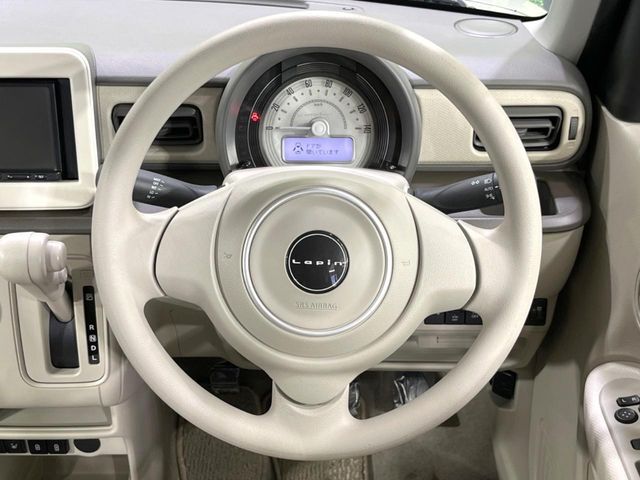 インテリアに合わせたデザインのステアリングは、運転される方のことも考え、運転しやすい形状、大きさです。是非一度、実際に触ってお確かめください。