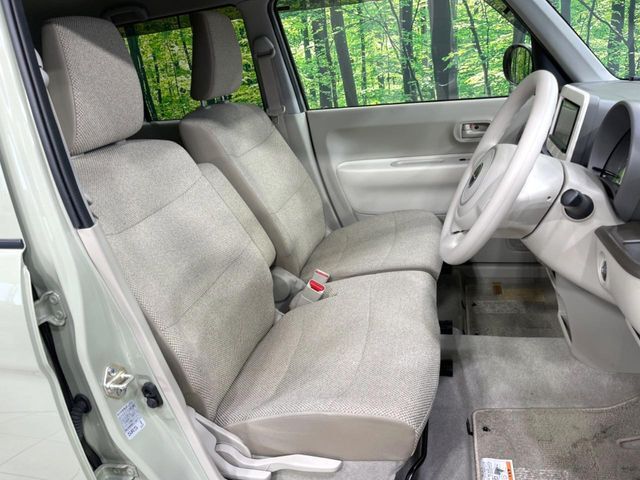 運転席まわりには十分なスペースがあり、大柄な方でもゆったり運転していただける環境です。