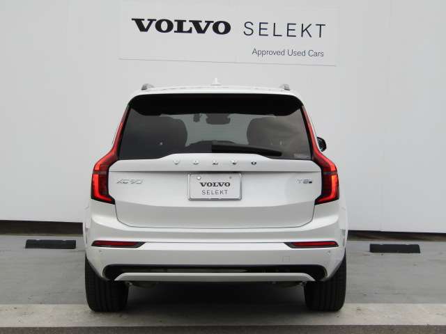 7シーターの新型XC90は、色あせることのない北欧デザイン、スムーズなハンドリング、直感的な操作性を実現した新開発のセンターディスプレイにより、エレガントな雰囲気と乗り味の快適性をさらに強化しました。