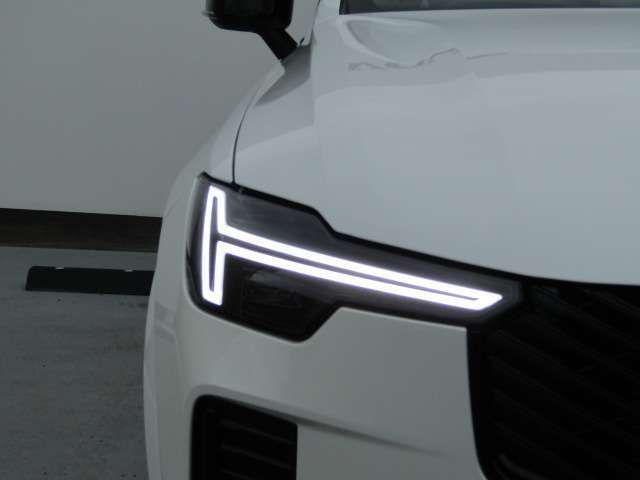 ひときわ印象的なT字型のLEDヘッドライトは、新世代のボルボを象徴するユニークなアイコンとなっています。LEDデイタイム・ランニング・ライトやポジションライト、ウインカーの役割も果たします。
