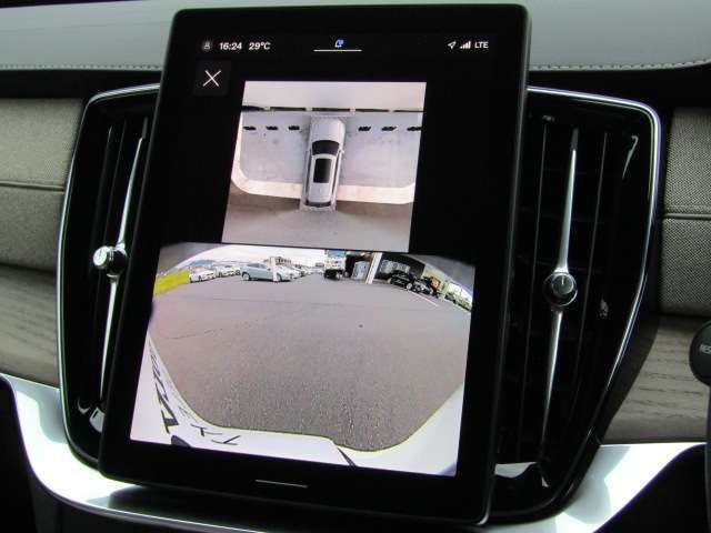 画面分割表示にも対応した360°ビューカメラを搭載したXC90なら、狭い場所での取り回しも安心です。画面を分割することで、俯瞰画像と同時に車両前方または後方の180°広角映像を表示することができます。