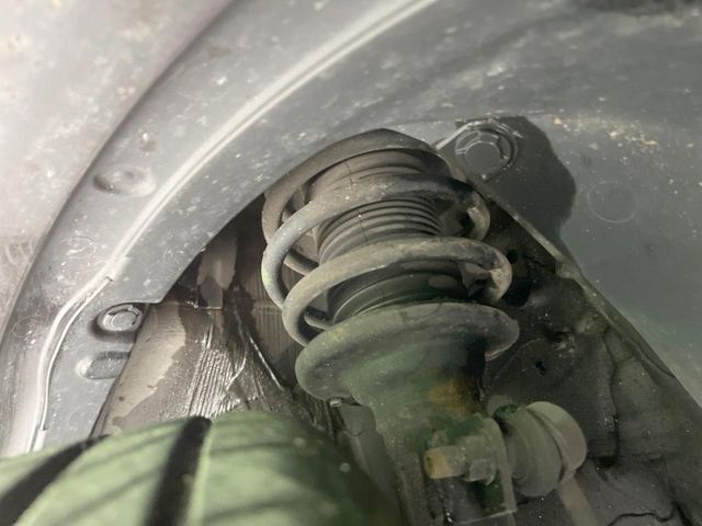 お車を安心してお乗りいただく為には、足回りの定期点検が欠かせません。サービスサポート（有償保証）では無料点検もご提供しており、安心のカーライフをお過ごしいただけるサポート体制が整っています。