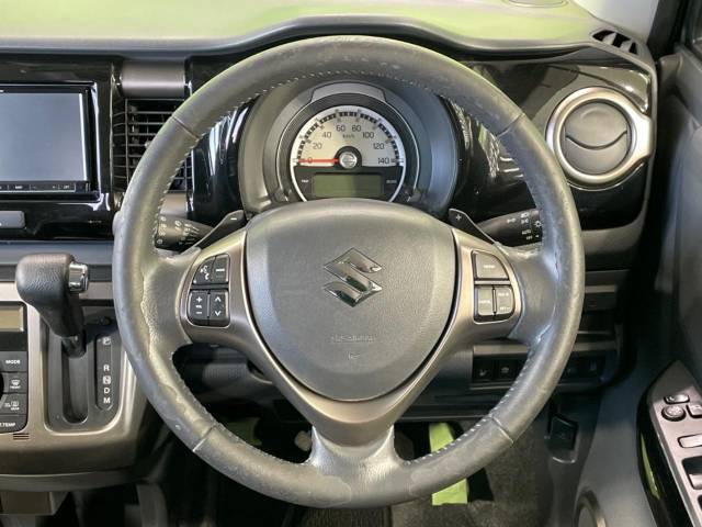 【純正革巻きステアリング】上質な革を使用することで、手にしっかり馴染みとても運転しやすいハンドルです♪