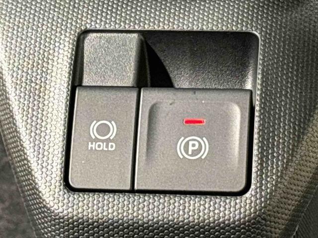 指先だけで簡単に操作が可能な電動パーキングブレーキを採用。「HOLD」スイッチを押すと、渋滞や信号待ちなどでブレーキペダルから足を離しても、ブレーキを保持するので安心です