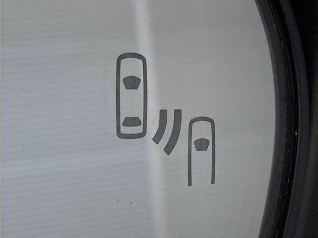 車線変更時の後方確認をアシストしてくれるブラインドスポットモニター！ドアミラーの死角を検知してくれるから車線変更もスムーズです。