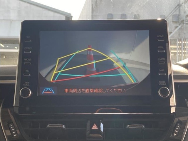 バックモニター付きです。車の後方に小型カメラが付いており、バックする際の後方の様子をモニター上に表示します。