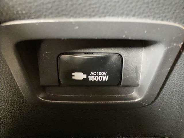 AC100V、1500Wのコンセントを車内に設置。アウトドアや駐車場で野外のコンセントとして利用できます。また、停電などの非常時にも使える便利な機能です！
