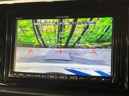 【バックカメラ】駐車時に後方がリアルタイム映像で確認できます。大型商業施設や立体駐車場での駐車時や、夜間のバック時に大活躍！運転スキルに関わらず、今や必須となった装備のひとつです！