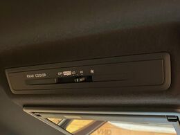 【リアオートエアコン】広い後部座席には必須の機能！風量や温度を自動で調整し前席と同様な車内環境にしてくれるリアオートエアコンを装備。夏の暑さも冬の寒さもストレスなく快適にお過ごしいただけます♪