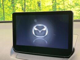 【8インチマツダコネクト】車内の雰囲気にマッチした大型のディスプレイ。スマホ接続でのナビ使用やBluetooth再生等、様々な機能が楽しめます。直感的なダイヤル操作が可能で、使い勝手も良好です。