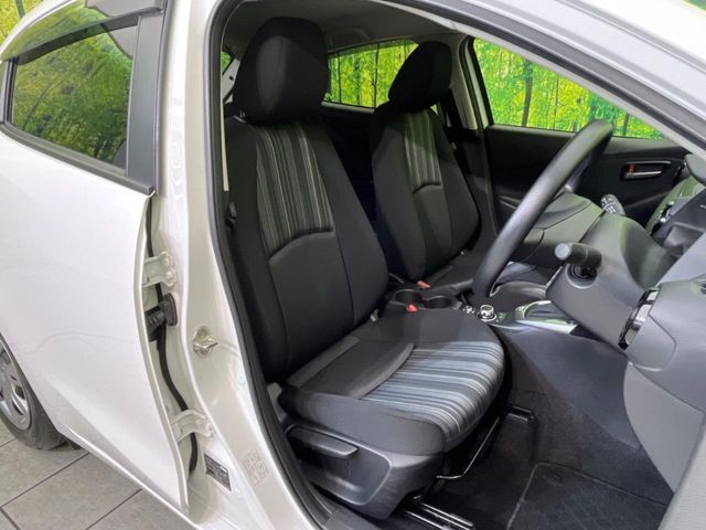 運転席シート廻りは使用感も少なく、良好な状態となっています。前オーナー様が丁寧に使っていたことがよくわかりますね。