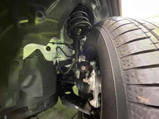 お車を安心してお乗りいただく為には、足回りの定期点検が欠かせません。サービスサポート（有償保証）では無料点検もご提供しており、安心のカーライフをお過ごしいただけるサポート体制が整っています。