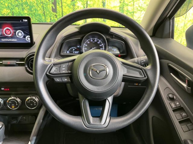 インテリアに合わせたデザインのステアリングは、運転される方のことも考え、運転しやすい形状、大きさです。是非一度、実際に触ってお確かめください。