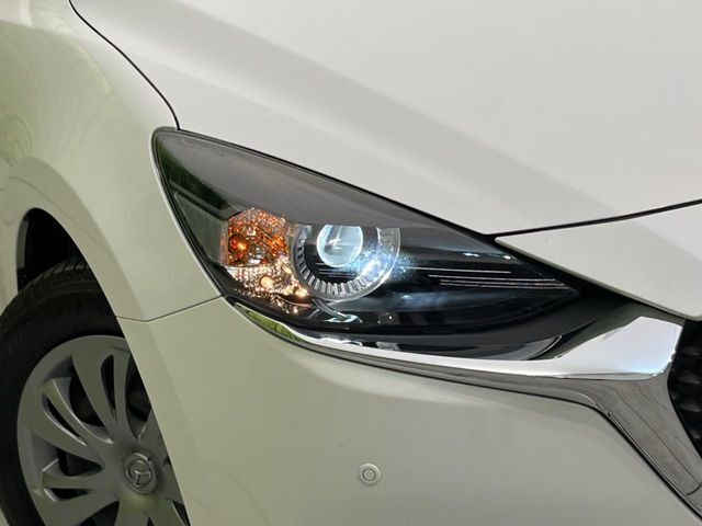 【LEDヘッドライト】悪天候や夜間走行時も良好な視界を確保し安心して運転できる高輝度LEDヘッドライトを装備！点灯速度が早く、消費電力も抑えられています。