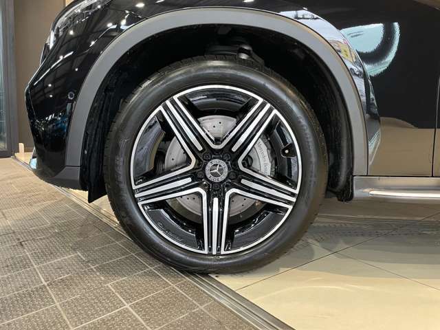 車両は屋内展示しておりますので天候に関係なくごゆっくりコンディションご確認頂けます。車両を倉庫へ保管している場合が御座いますのでご来店前に在庫確認頂けると幸いです。TEL　072-784-8800