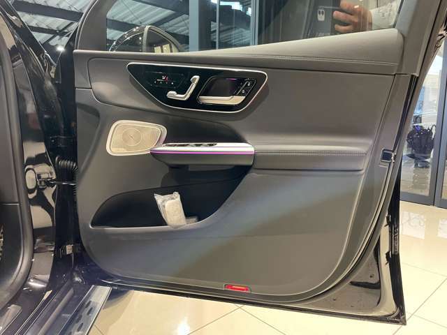車両は屋内展示しておりますので天候に関係なくごゆっくりコンディションご確認頂けます。車両を倉庫へ保管している場合が御座いますのでご来店前に在庫確認頂けると幸いです。TEL　072-784-8800