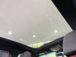 【ガラスルーフ】ガラスルーフ搭載で車内の解放感が一気にアップ！開放的なドライブをお楽しみいただけます。