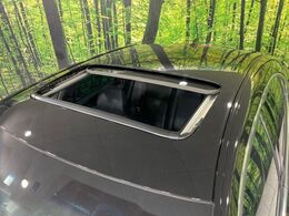 【サンルーフ】開放感たっぷりの希少装備、サンルーフが装着されています！車内に明かりを取り入れたり景色を楽しむ以外にも、車内の空気も簡単に換気できて快適です！