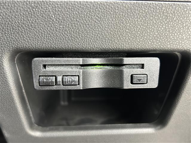 【ETC】有料道路を利用する際に料金所で停止することなく通過できる、ETC車載器（ノンストップ自動料金収受システム機器）が装備されています。セットアップを行うことで利用可能になります。