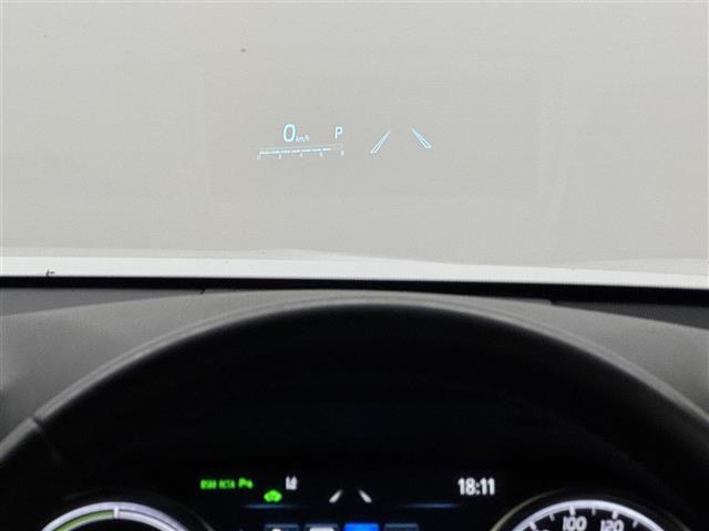 【ヘッドアップディスプレイ】フロントウインドウガラスに運転支援システムの作動状況やナビゲーションの案内表示など、走行に関するさまざまな情報を表示できます。（表示内容は車種により異なります）