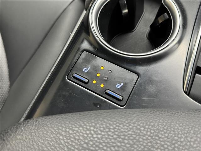 【シートヒーター】スイッチを入れると数十秒で座席が温かくなります。エアコンとは違い、身体と密着しているシートが温まるので、冬場には嬉しい装備です！