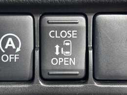 【片側電動スライドドア】駐車場で両手に荷物を抱えている時でもボタンを押せば自動で開いてくれますので、ご家族でのお買い物にもとっても便利な人気装備