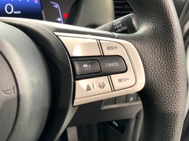 クルーズコントロールを装備しています。高速道路などで一定の速度で走ってくれるので運転が楽ですよ！速度を設定できますので、スピードの出しすぎにも注意できます。