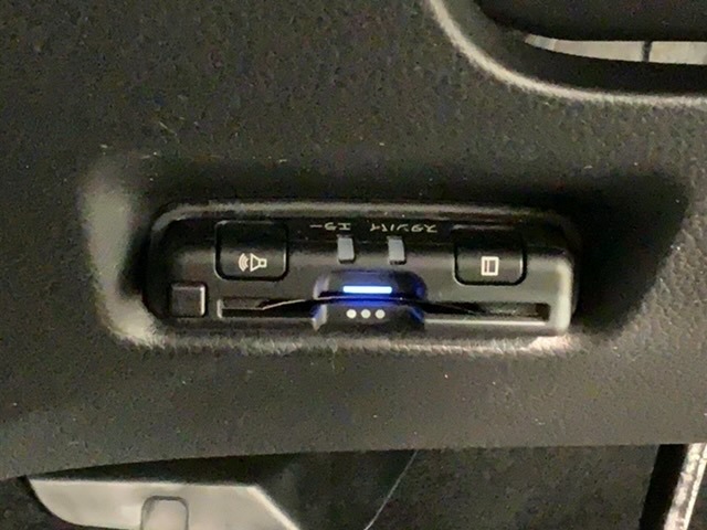 いまや快適なカーライフに欠かせないETCが付いています。