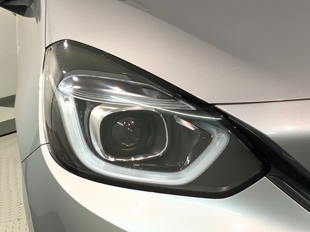 LEDヘッドライトは、点灯の瞬間から最大光量を発揮し、突然暗くなるトンネルなどでの安定感を高めます。