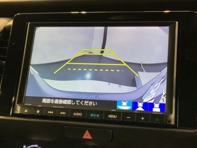 リバースギアに入れるだけで後方の表示へ切り替わります。夜間や雨の日の駐車も楽になりますよ。