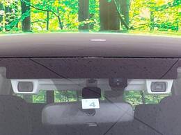 【アイサイトVer3】前方の車両等を検知し、衝突しそうな時は警報で注意を促し、ブレーキを踏む力をサポート。ブレーキを踏めなかった場合は衝突被害軽減ブレーキが作動、衝突回避をサポートします。