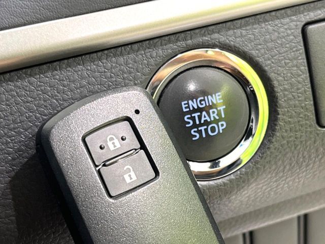 【スマートキー】カバンやポケットに入れたままでもドアの施錠・解錠が可能なスマートキーを装備。エンジンのオン・オフ時もカギを取り出す必要が無いからとっても便利です♪