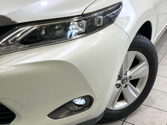 【LEDヘッドライト】悪天候や夜間走行時も良好な視界を確保し安心して運転できる高輝度LEDヘッドライトを装備！点灯速度が早く、消費電力も抑えられています。