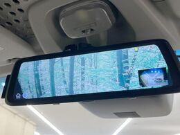 【デジタルインナーミラー】後席の大きな荷物や同乗者で後方が確認しづらい時でも安心！カメラが撮影した車両後方の映像をルームミラー内に表示。クリアな視界で状況の確認が可能です！