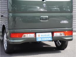 【リアパーキングセンサー】バンパーに付いたセンサーが障害物を検知。一定の距離に近づくとアラートで教えてくれます。狭い駐車スペースや車庫入れ時も安心です。