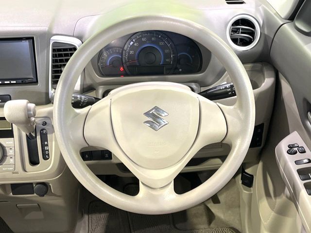 ステアリングも使用感が少なく、きれいな状態となっております♪