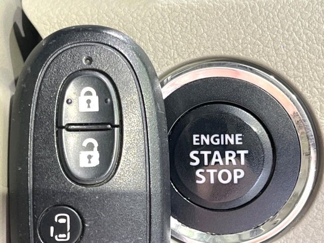 【キーレススタートシステム】カバンやポケットに入れたままでもドアの施錠・解錠が可能なスマートキーを装備。エンジンのオン・オフ時もカギを取り出す必要が無いからとっても便利です♪