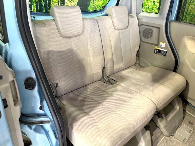 後部座席も気になるようなキズ・汚れやへたり等、大きなダメージはなく、良好な状態です。