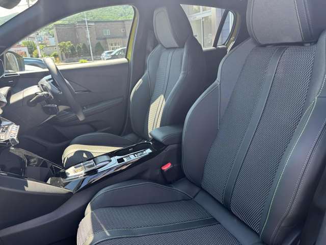 快適なショールームにて、お車選びのお手伝いから、ご購入後の整備待ちまで、ご対応致します。