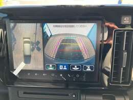 クルマの前後左右4か所にカメラを設置し、クルマを真上から見たような俯瞰（ふかん）映像を大画面モニターに映し出します。縦列駐車や左右の見通しが悪い場所からの発進時などの運転をサポートしてくれます。