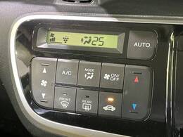 【オートエアコン】一度お好みの温度に設定すれば、車内の温度を検知し風量や温度を自動で調整。暑い…寒い…と何度もスイッチ操作をする必要はありません。快適な車内空間には必須の機能ですね♪