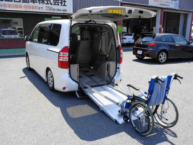 ※画像の車いすは使用例です
