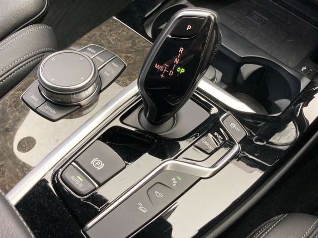 ご遠方の場合でも、下取り車両の金額を概算でお出しすることは可能でございます。車検証をお手元に、走行距離をご確認の上お問い合わせくださいませ。