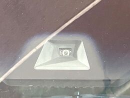 【ホンダセンシング】走行中に前方の車両等を認識し、衝突しそうな時は警報とブレーキで衝突回避と被害軽減をアシスト。より安全にドライブをお楽しみいただけます。